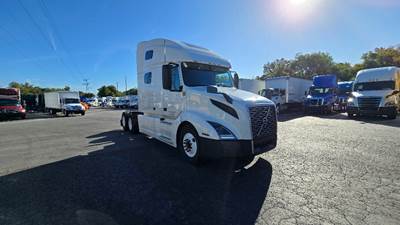 Volvo VNL64760 Sleeper Semi Truck - 70" Integral Sleeper, 455HP, 12 Speed Automatic
