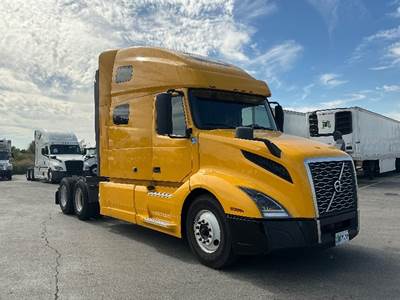 Volvo VNL64760 Sleeper Semi Truck - 70" Integral Sleeper, 455HP, 12 Speed Automatic