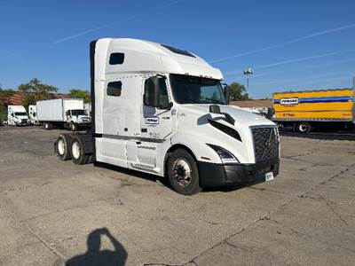Volvo VNL64760 Sleeper Semi Truck - 70" Integral Sleeper, 455HP, 12 Speed Automatic