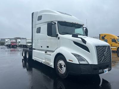 Volvo VNL64760 Sleeper Semi Truck - 70" Integral Sleeper, 455HP, 12 Speed Automatic