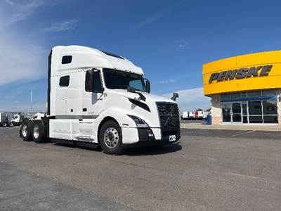 Volvo VNL64760 Sleeper Semi Truck - 70" Integral Sleeper, 455HP, 12 Speed Automatic