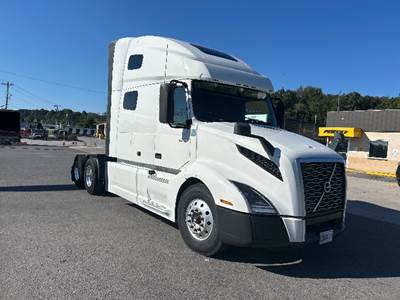 Volvo VNL64760 Sleeper Semi Truck - 70" Integral Sleeper, 455HP, 12 Speed Automatic