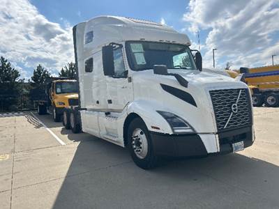 Volvo VNL64760 Sleeper Semi Truck - 70" Integral Sleeper, 455HP, 12 Speed Automatic
