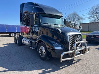 Volvo VNL64760 Single Axle Sleeper Semi Truck - Integral Sleeper, 435HP, 12 Speed Automatic