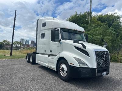 Volvo VNL64760 Sleeper Semi Truck - 70" Integral Sleeper, 455HP, 12 Speed Automatic