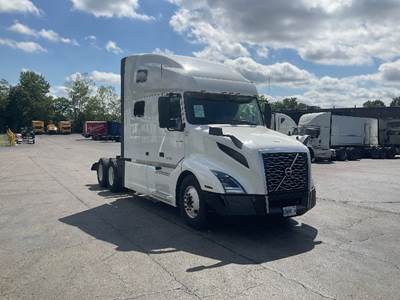 Volvo VNL64760 Sleeper Semi Truck - 70" Integral Sleeper, 455HP, 12 Speed Automatic
