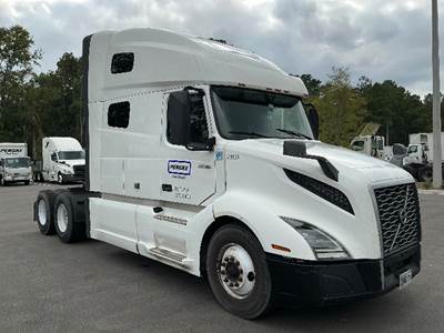 Volvo VNL64760 Sleeper Semi Truck - 70" Integral Sleeper, 455HP, 12 Speed Automatic