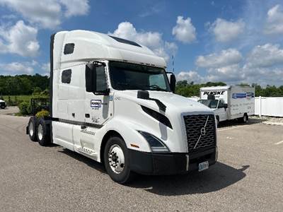 Volvo VNL64760 Sleeper Semi Truck - 70" Integral Sleeper, 455HP, 12 Speed Automatic