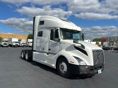 Volvo VNL64760 Sleeper Semi Truck - 70" Integral Sleeper, 455HP, 12 Speed Automatic