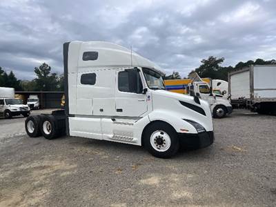 Volvo VNL64760 Sleeper Semi Truck - 70" Integral Sleeper, 455HP, 12 Speed Automatic