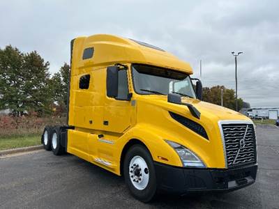 Volvo VNL64760 Sleeper Semi Truck - 70" Integral Sleeper, 455HP, 12 Speed Automatic