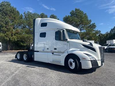 Volvo VNL64760 Sleeper Semi Truck - 70" Integral Sleeper, 455HP, 12 Speed Automatic