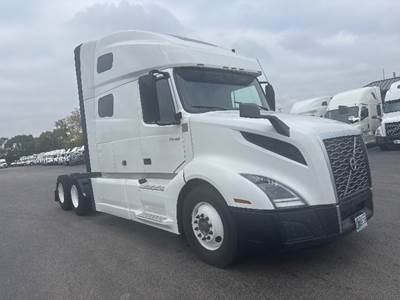 Volvo VNL64760 Sleeper Semi Truck - 70" Integral Sleeper, 455HP, 12 Speed Automatic