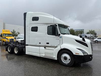 Volvo VNL64760 Sleeper Semi Truck - 70" Integral Sleeper, 455HP, 12 Speed Automatic
