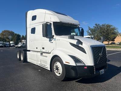 Volvo VNL64760 Sleeper Semi Truck - 70" Integral Sleeper, 455HP, 12 Speed Automatic