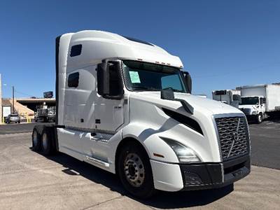 Volvo VNL64760 Sleeper Semi Truck - 70" Integral Sleeper, 405HP, 12 Speed Automatic