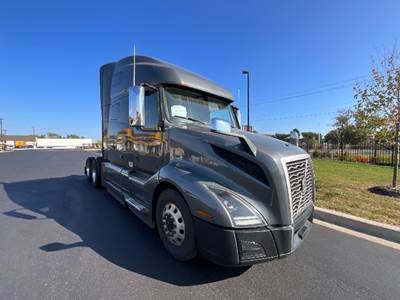 Volvo VNL64760 Sleeper Semi Truck - 70" Integral Sleeper, 455HP, 12 Speed Automatic