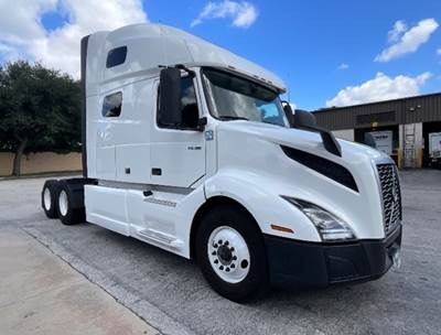 Volvo VNL64760 Sleeper Semi Truck - 70" Integral Sleeper, 455HP, 12 Speed Automatic