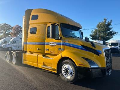 Volvo VNL64760 Sleeper Semi Truck - 70" Integral Sleeper, 455HP, 12 Speed Automatic