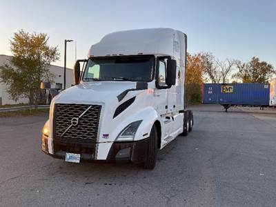 Volvo VNL64760 Sleeper Semi Truck - 70" Integral Sleeper, 405HP, 12 Speed Automatic