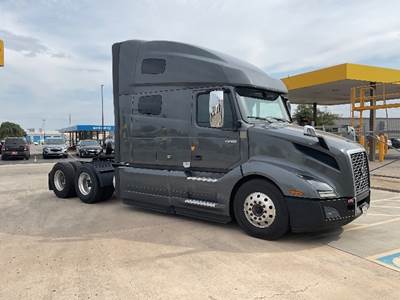 Volvo VNL64760 Sleeper Semi Truck - 70" Integral Sleeper, 455HP, 12 Speed Automatic
