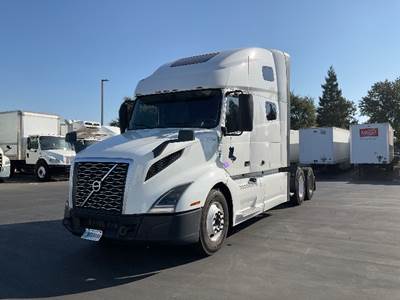 Volvo VNL64760 Sleeper Semi Truck - 70" Integral Sleeper, 455HP, 12 Speed Automatic