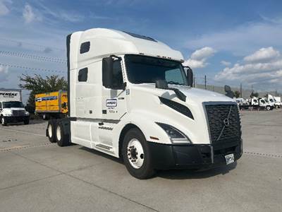 Volvo VNL64760 Sleeper Semi Truck - 70" Integral Sleeper, 455HP, 12 Speed Automatic