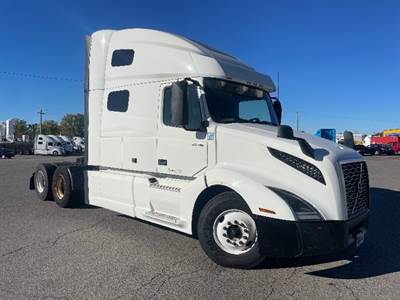 Volvo VNL64760 Sleeper Semi Truck - 70" Integral Sleeper, 455HP, 12 Speed Automatic