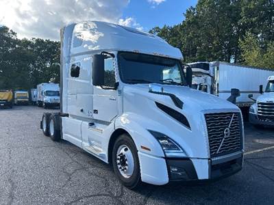 Volvo VNL64760 Sleeper Semi Truck - 70" Integral Sleeper, 455HP, 12 Speed Automatic