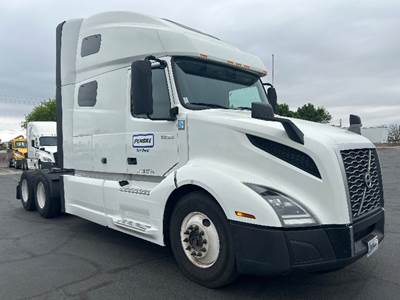 Volvo VNL64760 Sleeper Semi Truck - 70" Integral Sleeper, 455HP, 12 Speed Automatic