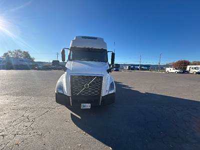 Volvo VNL64760 Sleeper Semi Truck - 70" Integral Sleeper, 455HP, 12 Speed Automatic
