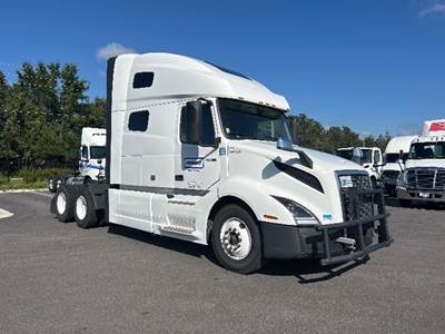 Volvo VNL64760 Sleeper Semi Truck - 70" Integral Sleeper, 455HP, 12 Speed Automatic