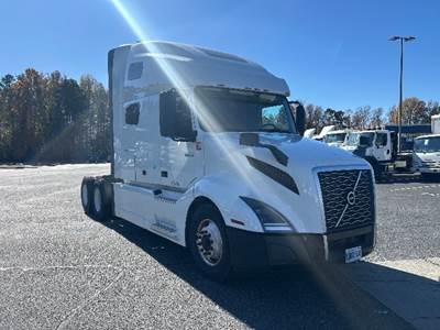 Volvo VNL64760 Sleeper Semi Truck - 70" Integral Sleeper, 455HP, 12 Speed Automatic