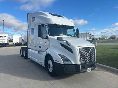 Volvo VNL64760 Sleeper Semi Truck - 70" Integral Sleeper, 455HP, 12 Speed Automatic