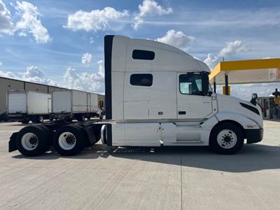 Volvo VNL64760 Sleeper Semi Truck - 70" Integral Sleeper, 455HP, 12 Speed Automatic