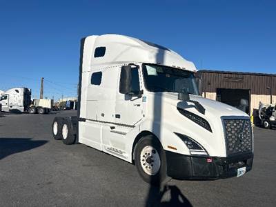 Volvo VNL64760 Sleeper Semi Truck - 70" Integral Sleeper, 455HP, 12 Speed Automatic