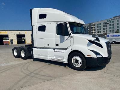 Volvo VNL64760 Sleeper Semi Truck - 70" Integral Sleeper, 455HP, 12 Speed Automatic