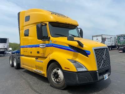 Volvo VNL64760 Sleeper Semi Truck - 70" Integral Sleeper, 455HP, 12 Speed Automatic