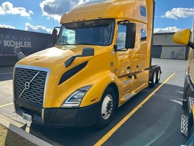 Volvo VNL64760 Sleeper Semi Truck - 70" Integral Sleeper, 455HP, 12 Speed Automatic