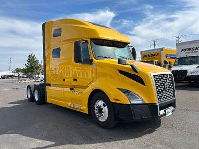 Volvo VNL64760 Sleeper Semi Truck - 70" Integral Sleeper, 455HP, 12 Speed Automatic