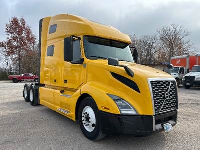 Volvo VNL64760 Sleeper Semi Truck - 70" Integral Sleeper, 455HP, 12 Speed Automatic