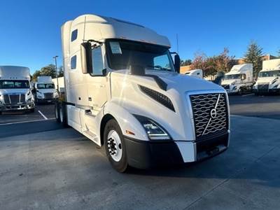 Volvo VNL64760 Sleeper Semi Truck - 70" Integral Sleeper, 455HP, 12 Speed Automatic