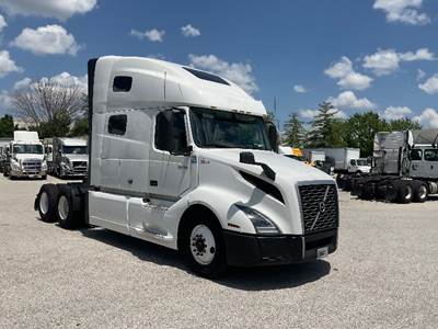 Volvo VNL64760 Sleeper Semi Truck - 70" Integral Sleeper, 455HP, 12 Speed Automatic