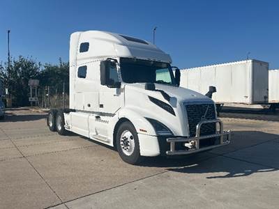 Volvo VNL64760 Sleeper Semi Truck - 70" Integral Sleeper, 455HP, 12 Speed Automatic