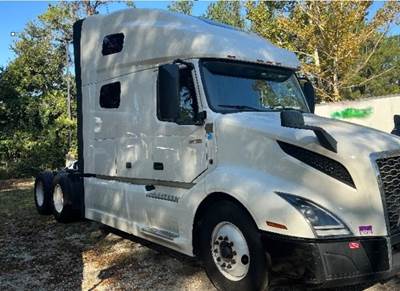 Volvo VNL64760 Sleeper Semi Truck - 70" Integral Sleeper, 455HP, 12 Speed Automatic