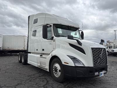 Volvo VNL64760 Sleeper Semi Truck - 70" Integral Sleeper, 455HP, 12 Speed Automatic