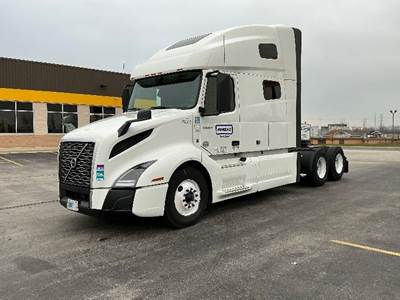Volvo VNL64760 Sleeper Semi Truck - 70" Integral Sleeper, 455HP, 12 Speed Automatic