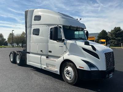 Volvo VNL64760 Sleeper Semi Truck - 70" Integral Sleeper, 455HP, 12 Speed Automatic