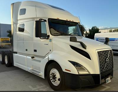 Volvo VNL64760 Sleeper Semi Truck - 70" Integral Sleeper, 455HP, 12 Speed Automatic