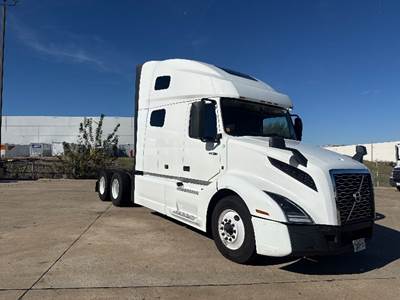 Volvo VNL64760 Sleeper Semi Truck - 70" Integral Sleeper, 455HP, 12 Speed Automatic